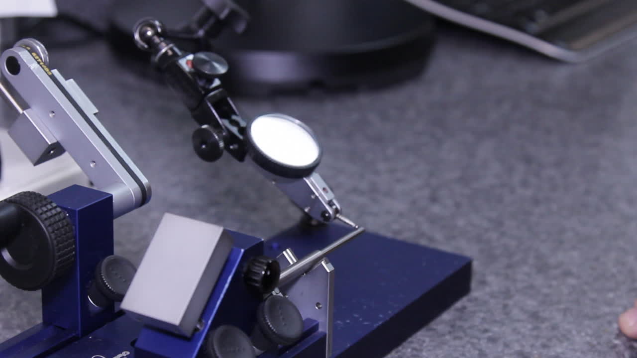 mano colocando una sola herramienta en el objeto