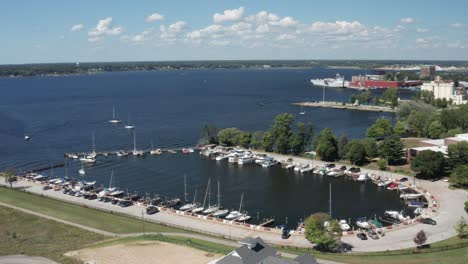 Muskegon,-Puerto-Deportivo-De-Michigan-Con-Video-De-Drones-Moviéndose-Hacia-Adelante-Y-Hacia-Abajo