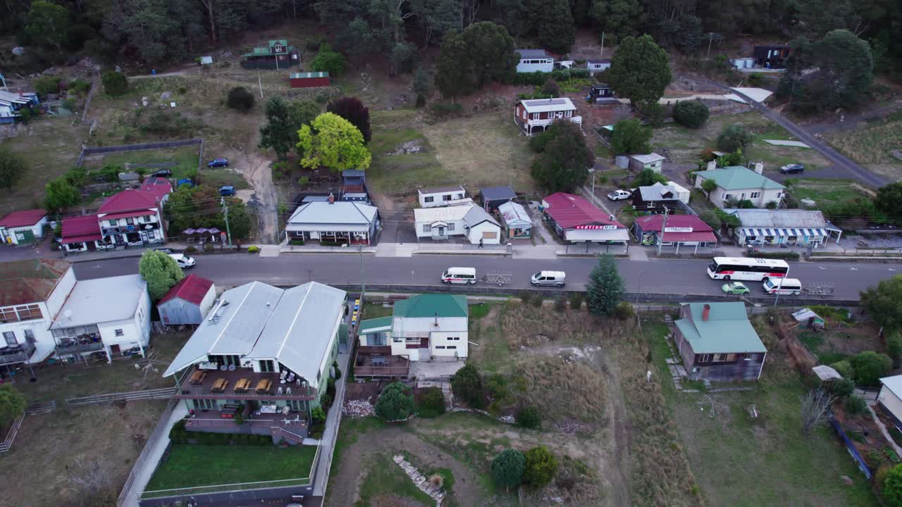aerial de izquierda a derecha calle principal de derby, tasmania, australia