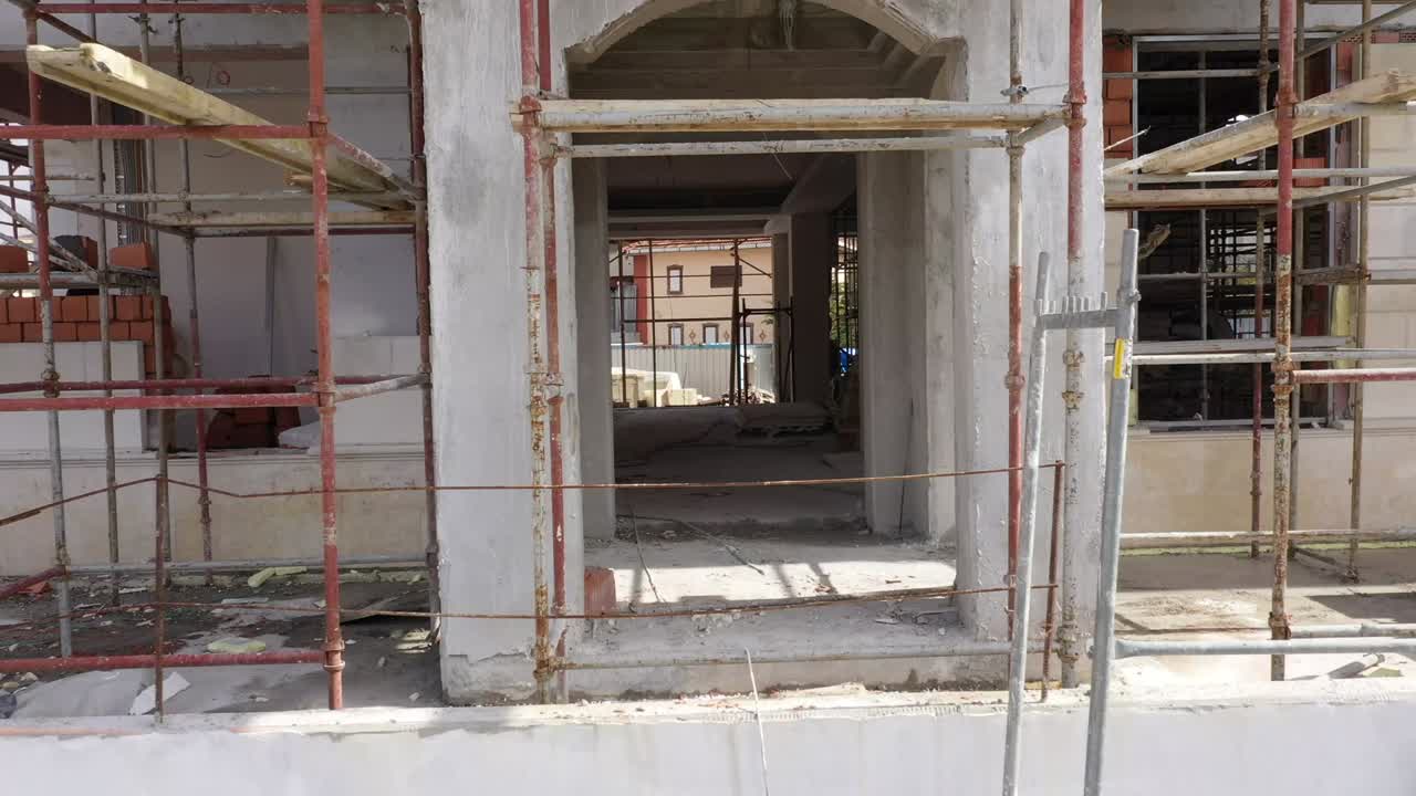 vista de la construcción desde la habitación hacia el exterior