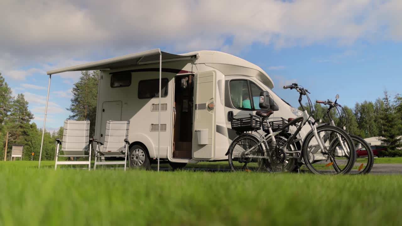 가족 휴가 여행 트럭, 휴가 여행 모터카, 카라반 자동차 휴가.