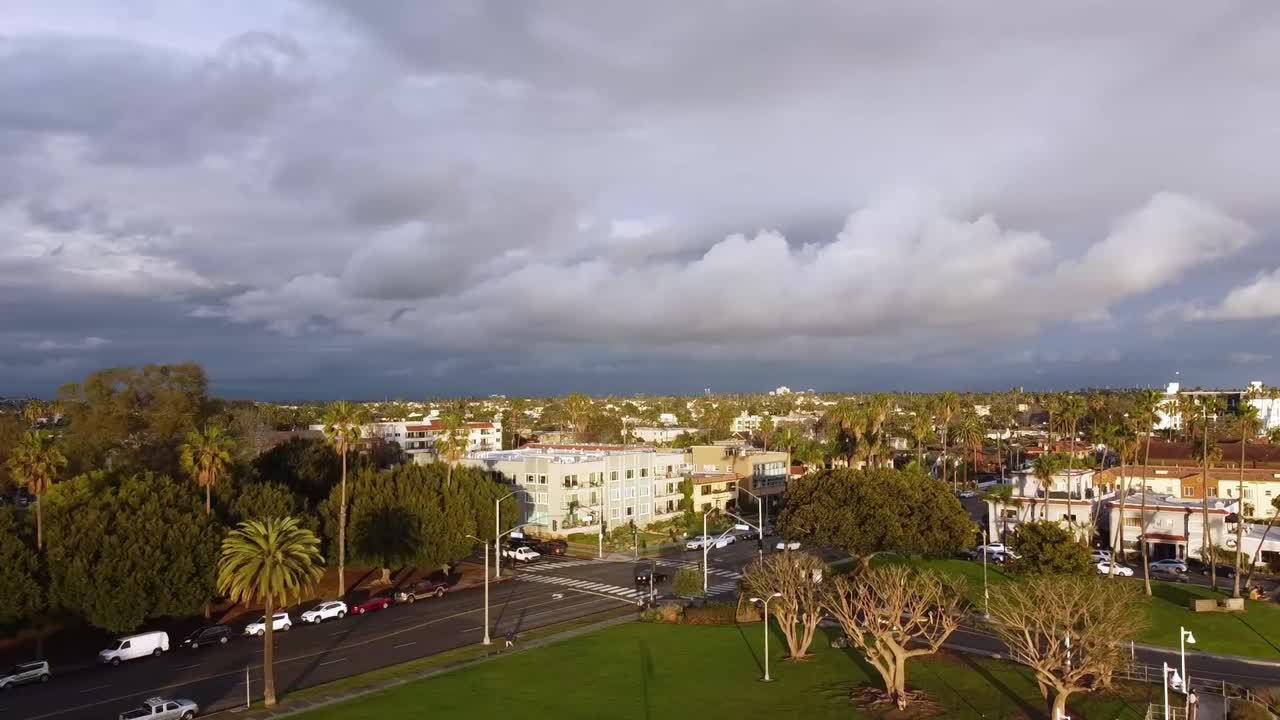 흐린 날에는 공원과 주택 위를 날고, 공중에서