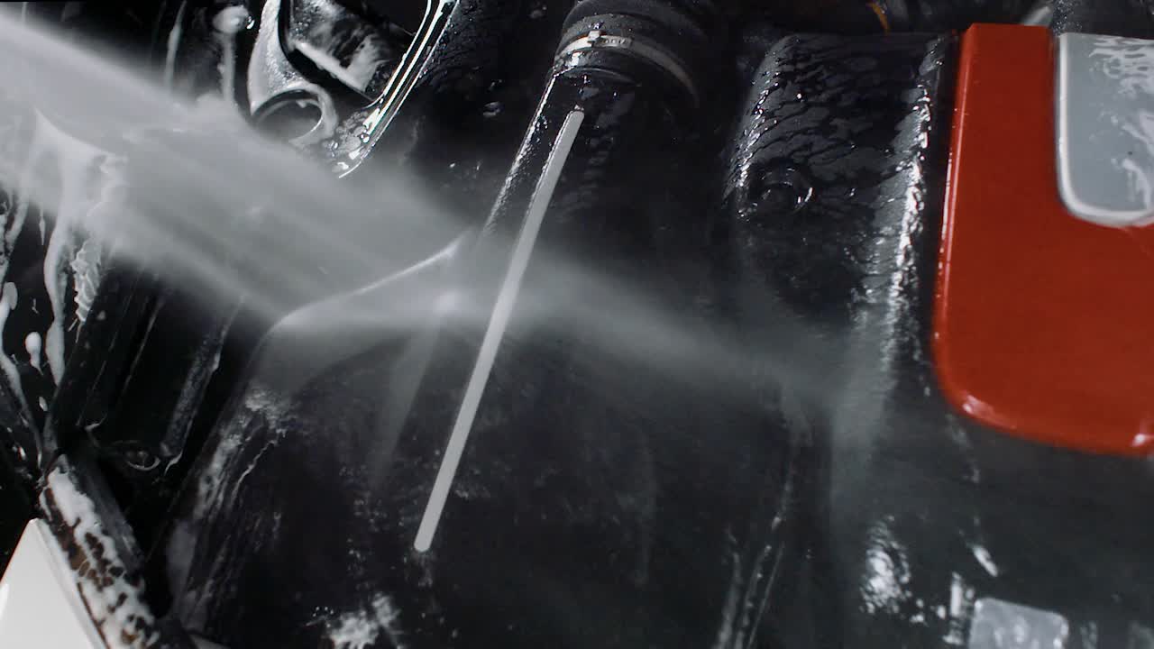 세부 작업 후 페라리 엔진 베이의 비누를 씻어내는 고압 세척기