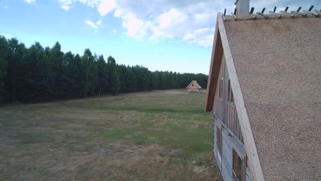 pequeño pueblo con casas de paja en el bosque