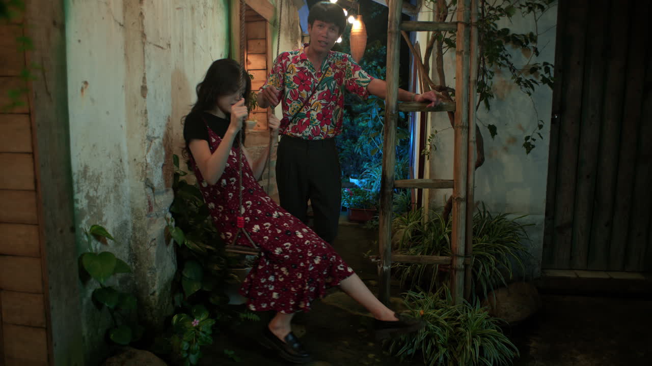 романтическое свидание заканчивается игривой романтической поездкой на качелях