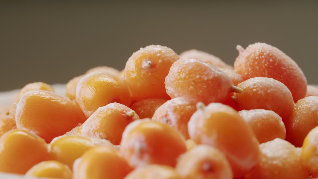 해바라기 건강한 베리 차 음료, 유리 항아리 및 잎을 가진 가지에 얼어붙은 익은 베리 어두운 나무 농촌 배경에  뷰, 피부, 심장, 혈관 및 면역 체계에 훌륭합니다.