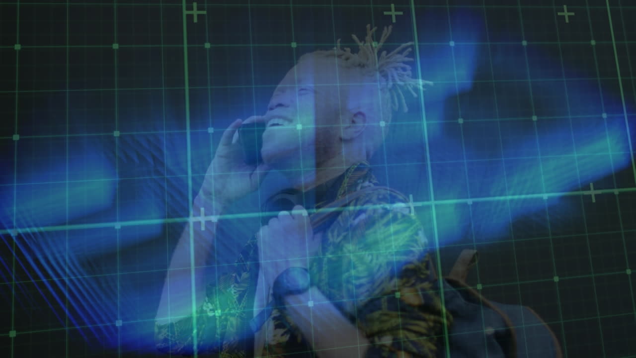 animación de una pantalla digital con líneas azules sobre un hombre albino feliz usando un teléfono inteligente