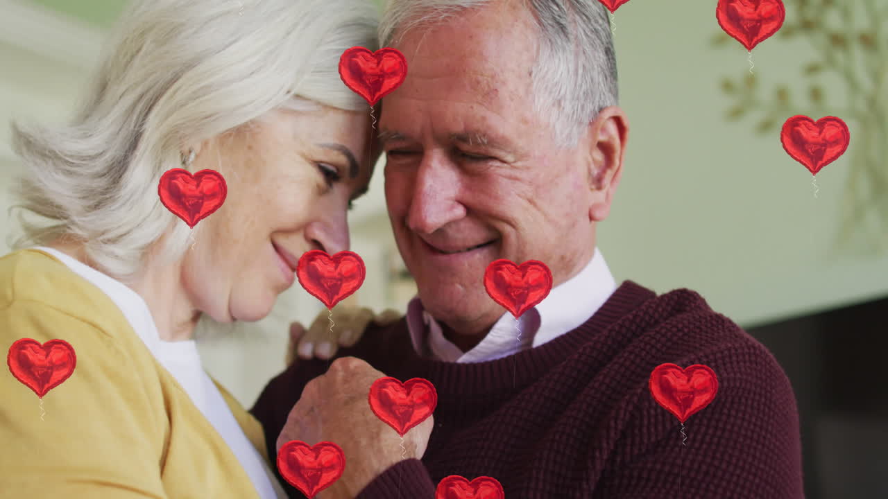 고령 커플 위에 떨어지는 심장 아이콘의 애니메이션