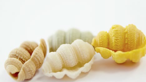 Verschiedene-Conchiglie-Nudeln-Auf-Weißem-Hintergrund