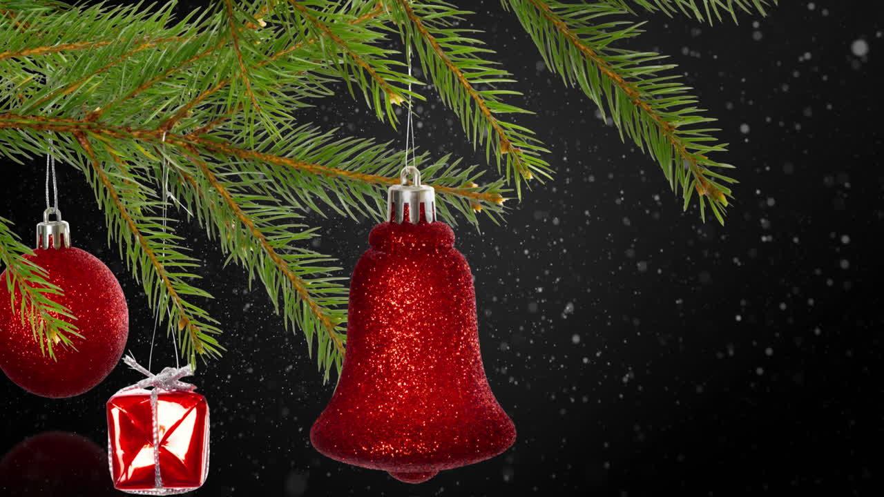 animación de bolas y decoraciones rojas de navidad colgando de la rama del abeto con nieve cayendo
