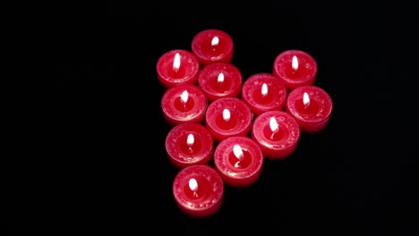 velas encendidas en forma de corazón