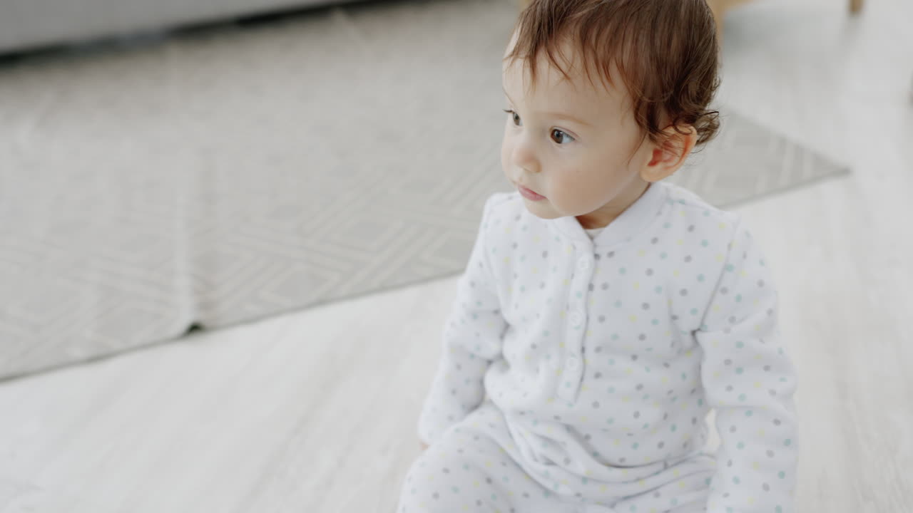 bebé, piso de la sala de estar y sonrisa feliz en el niño