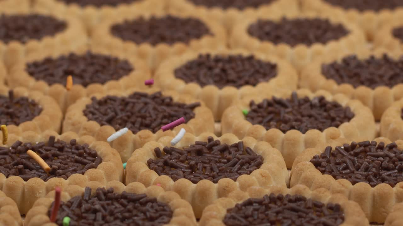 Biscotti con marmellata e gocce di cioccolato.
