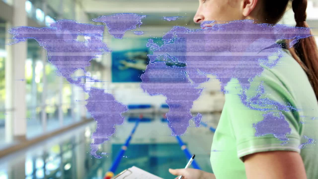 Allenatore di nuoto che osserva la piscina bloccando il riflesso della lavagna e prendendo appunti con una sovrapposizione di mappa del mondo