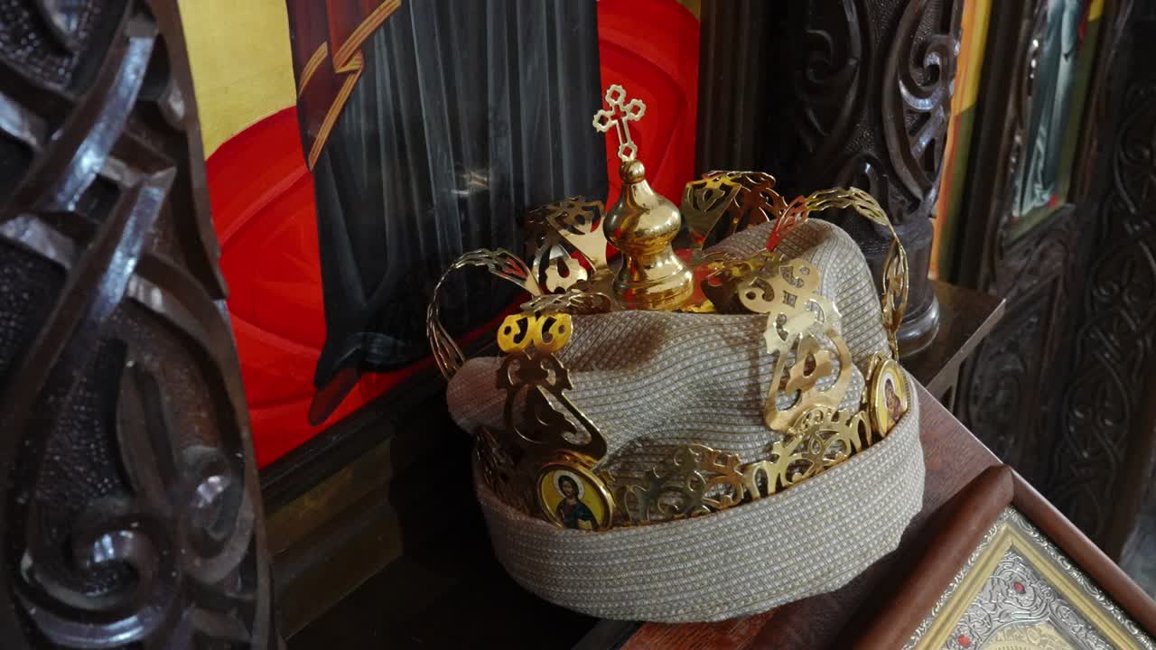 결혼식 에서 신혼 부부 들 을 위한 왕관