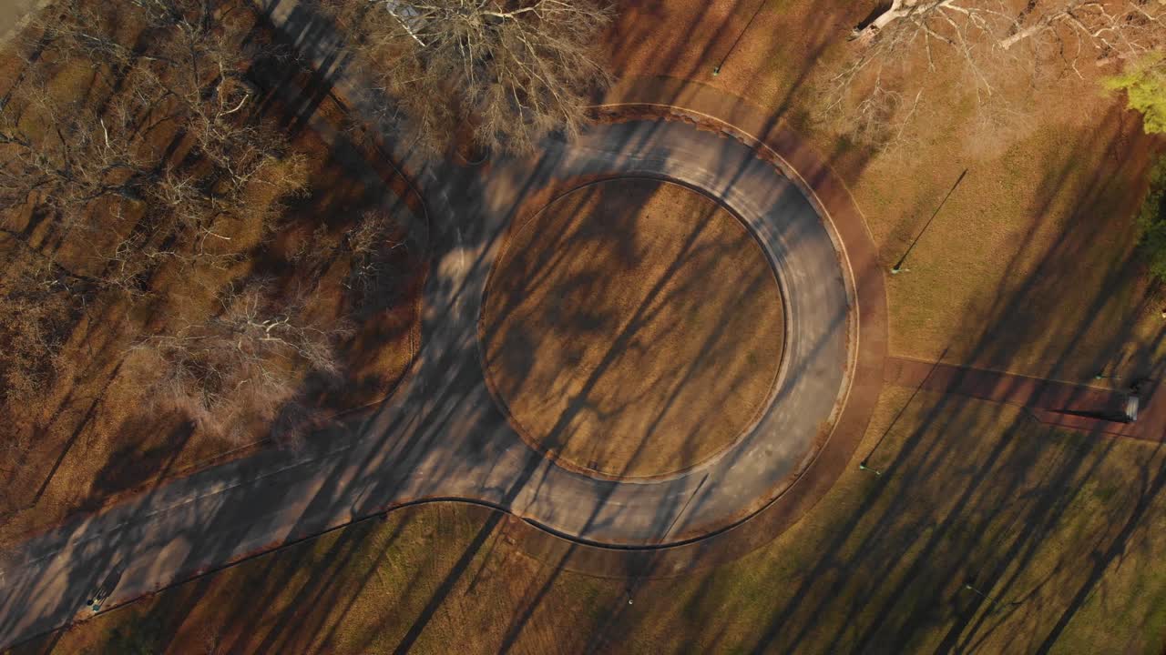 rotonda cul de sac al atardecer camión antena