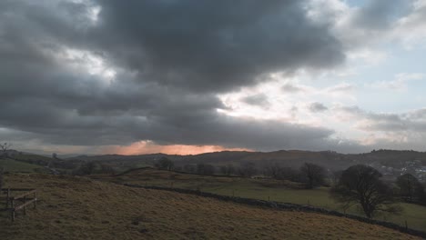 Timelapse-De-La-Puesta-De-Sol-En-El-Pueblo-Agrícola-De-Windermere,-Ubicado-En-El-Parque-Nacional-Del-Distrito-De-Los-Lagos,-En-El-Distrito-De-Cumbria-En-El-Reino-Unido