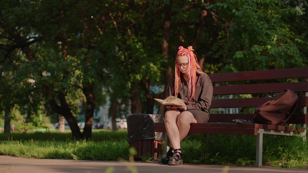 평화로운 문학 속으로 빠져드는 고요한 여성, 평온한 자연 속 햇살 아래 책에 푹 빠진 여성, 자연 속에서 부드러운 햇살을 받으며 고요한 고독을 즐기는 평온한 여성 독서가