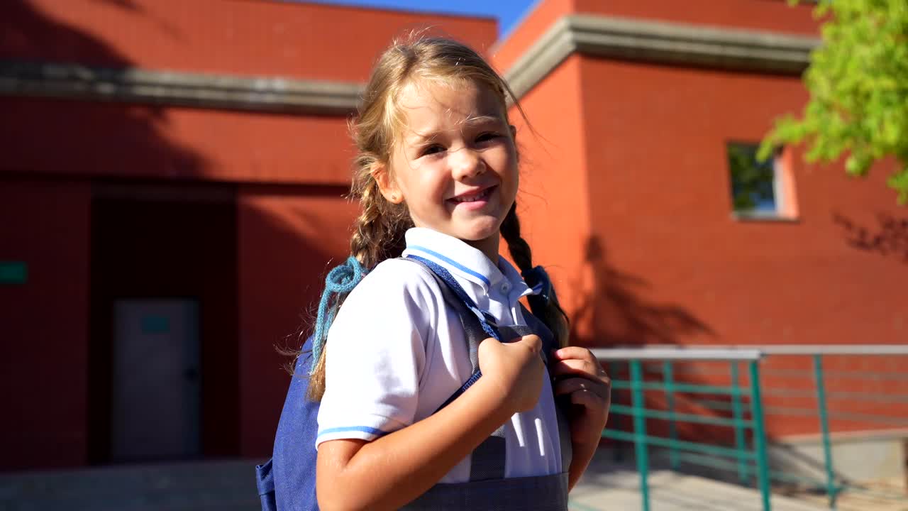 Ragazza in uniforme scolastica con zaino