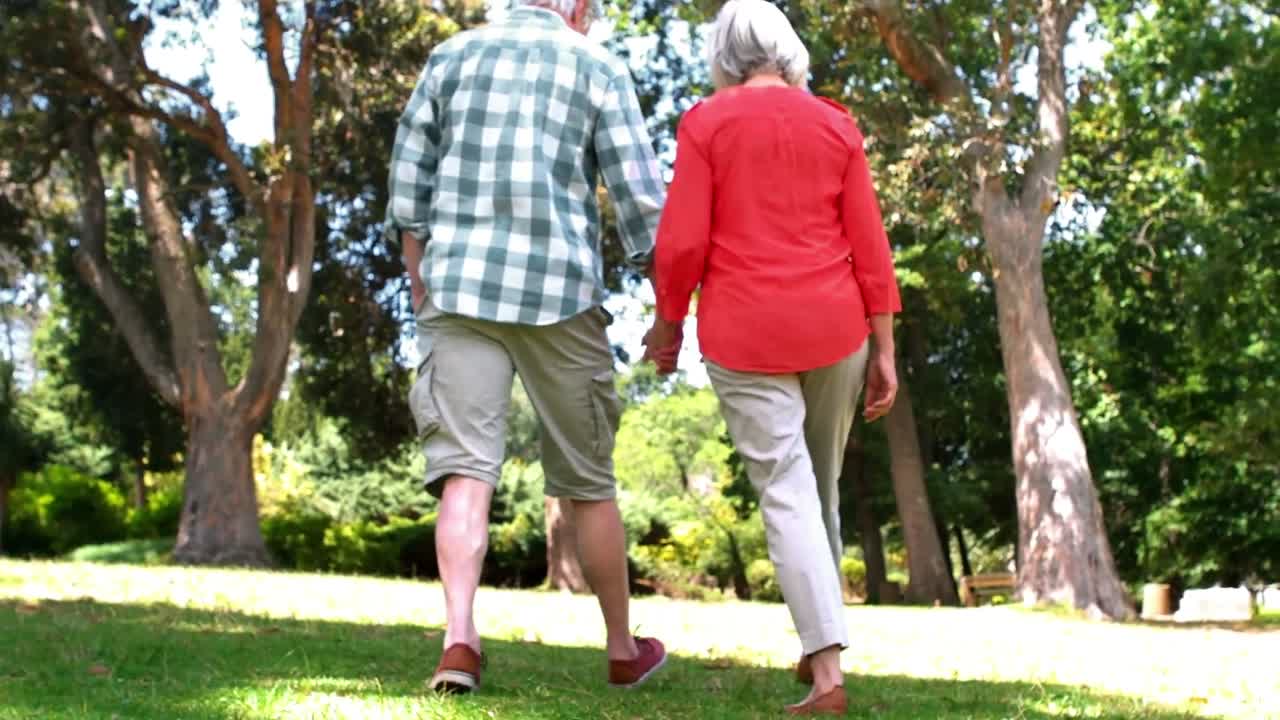 노인 부부가 공원에서  ⁇ 고 있습니다.