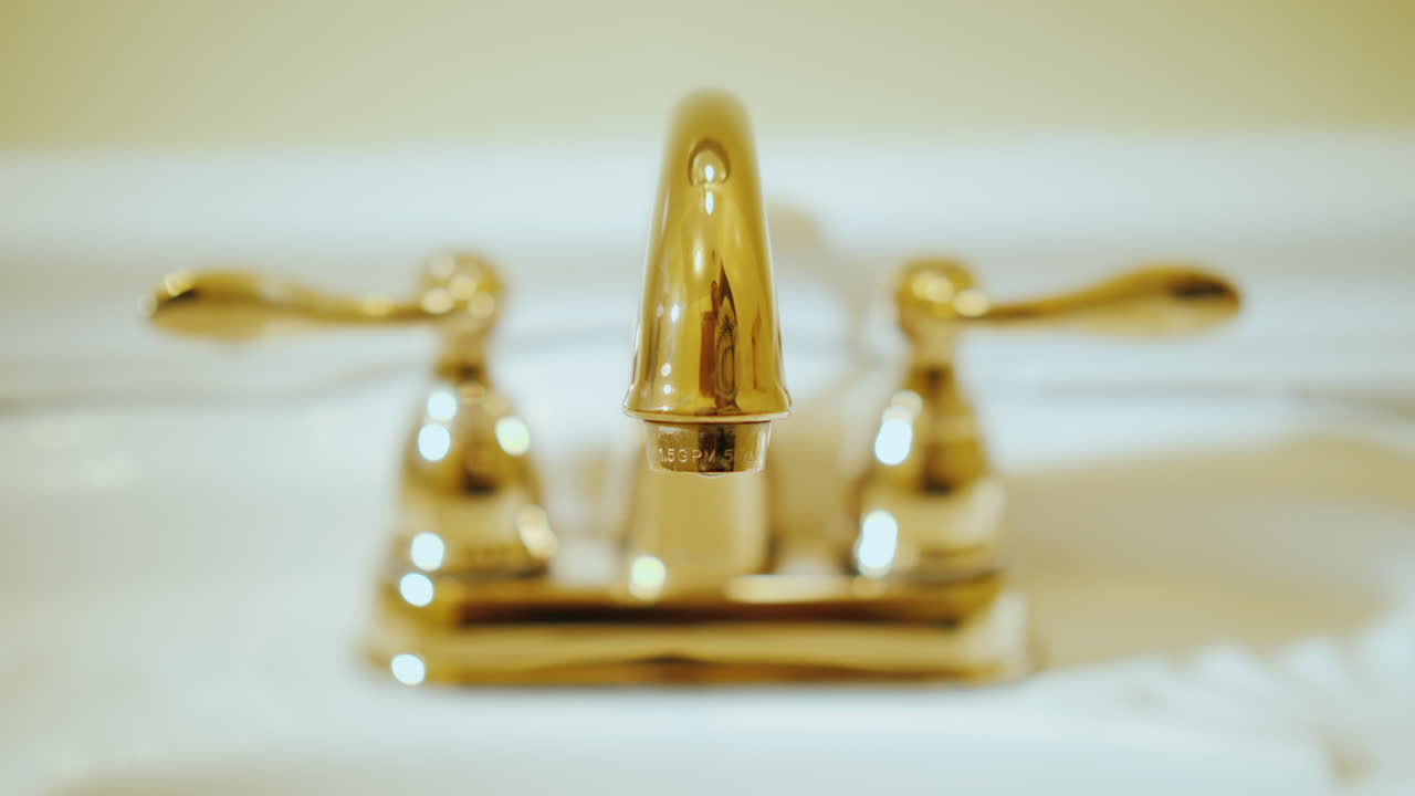 고급스러운 욕조에서 물이 있는 수돗물을 여십시오