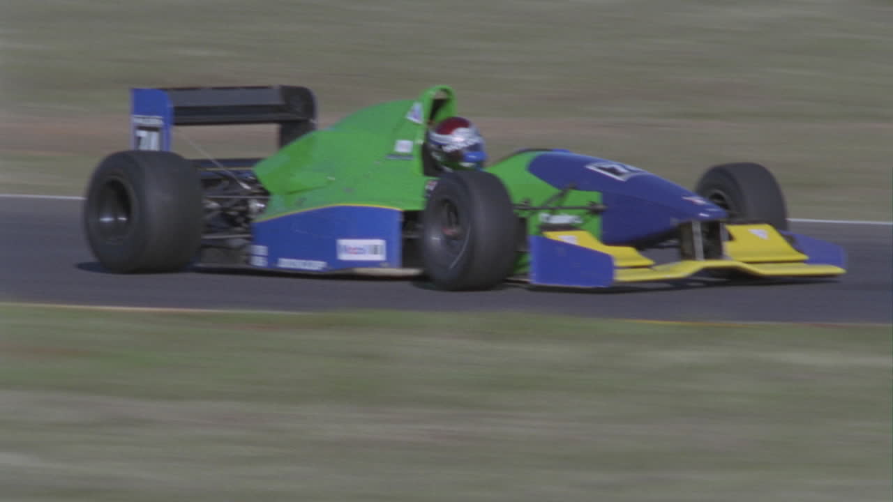 サーキット トラック 1 でフォーミュラ カー ドライブ