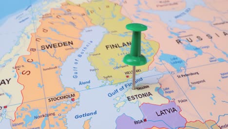 Estonia---Concepto-De-Viaje-Con-Chincheta-Verde-En-El-Mapa-Mundial.-El-Punto-De-Ubicación-En-El-Mapa-Apunta-A-Tallin,-La-Capital-De-Estonia.