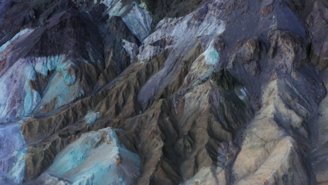 vista aérea de pájaro de la paleta del artista a lo largo del recorrido del artista