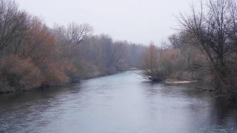 Vista-Panorámica-Del-Río-Boise-Con-árboles-Dorados-Durante-La-Temporada-De-Otoño-Invernal-En-El-Parque-Natural-Greenbelt-En-La-Ciudad-De-Boise,-Idaho,-EE.UU.