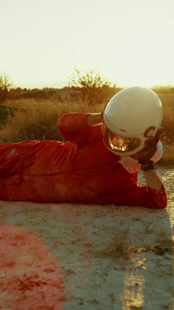 astronauta se asfixia por la atmósfera tóxica en un planeta hostil y usa casco