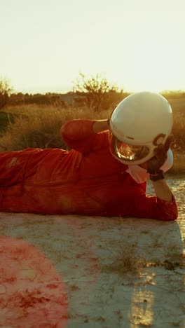 astronauta se asfixia por la atmósfera tóxica en un planeta hostil y usa casco
