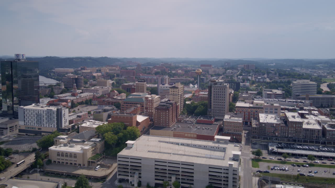 Timelapse hyperlapse aereo grandangolare della Sunsphere nel centro di Knoxville, TN, sotto il sole pomeridiano