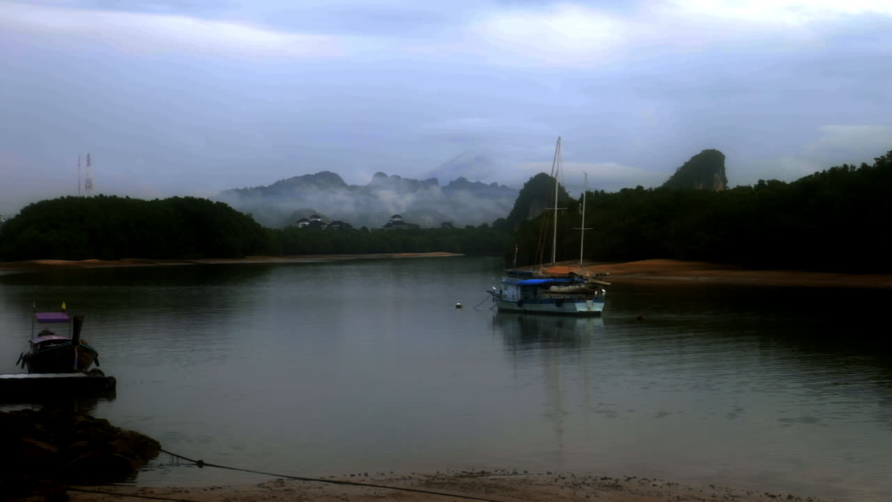 아침에 강을 바라보며