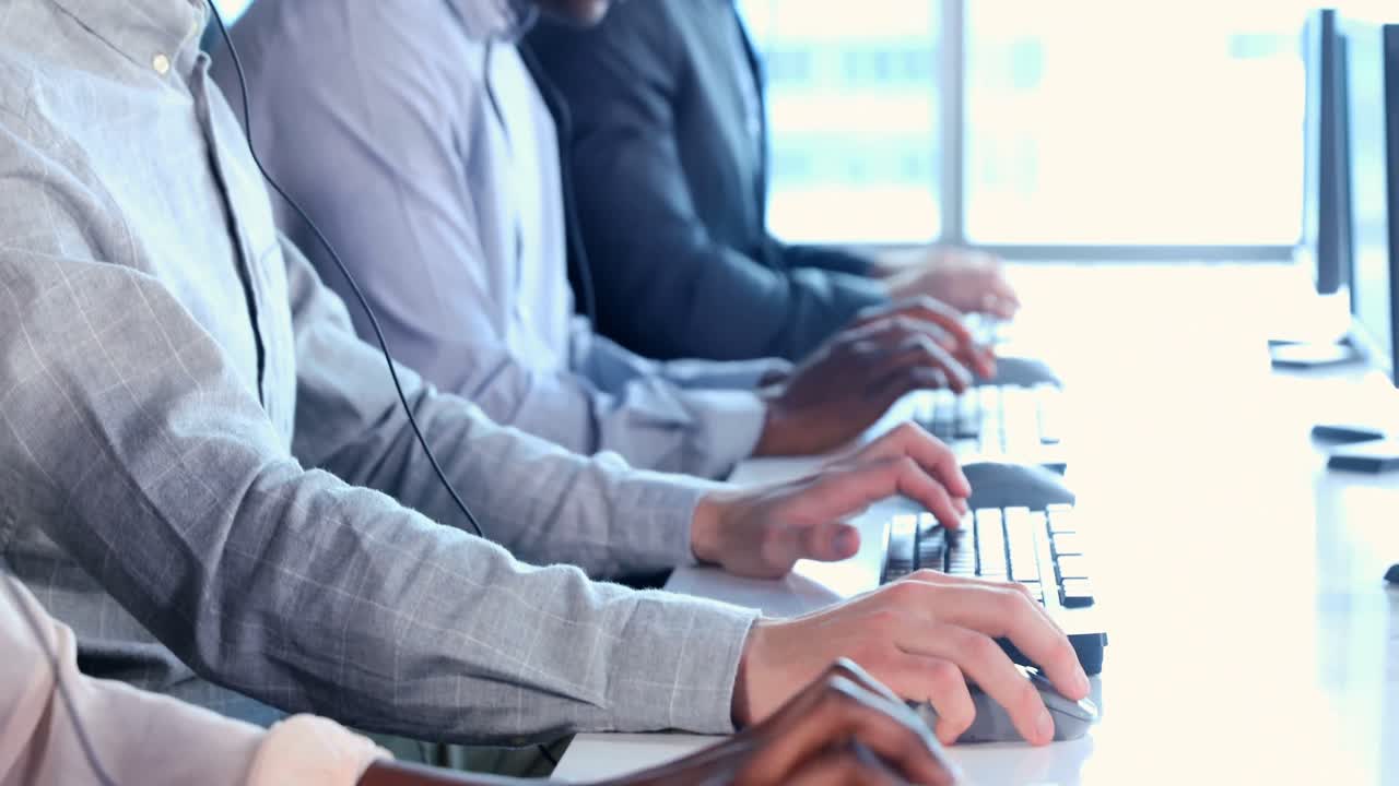 사무실 4k에서 일하는 고객 서비스 임원