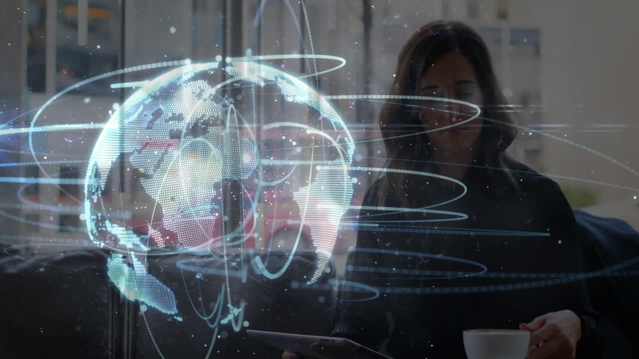 red de conexión que forma un globo contra la mujer usando teléfono inteligente y bebiendo café