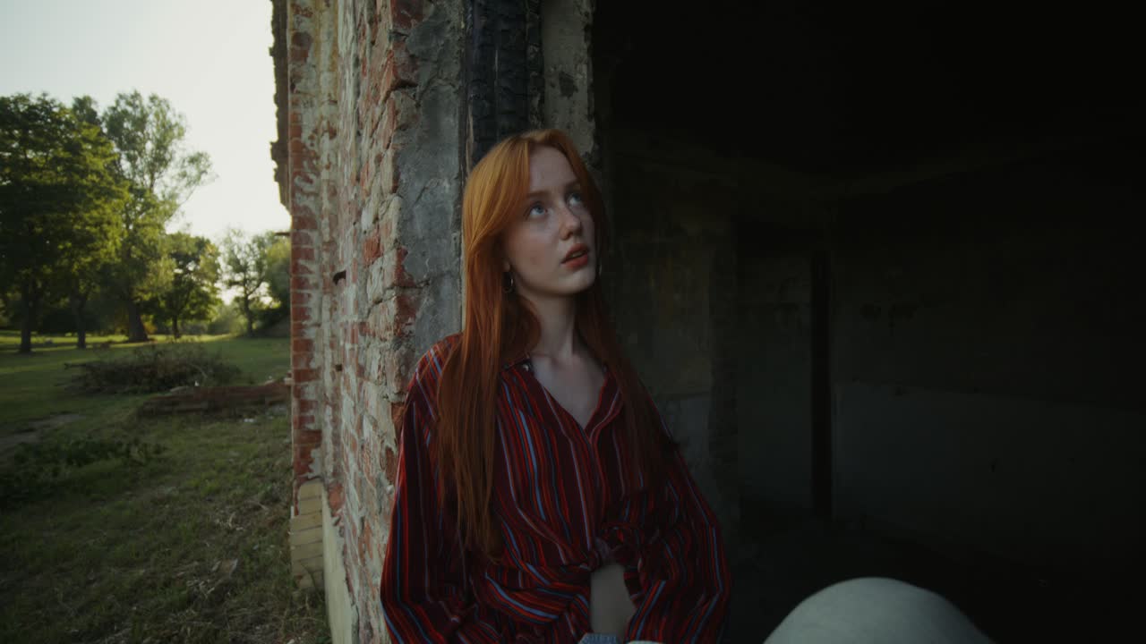 버려진 건물에서 빨간 줄무 셔츠를 입은 여자