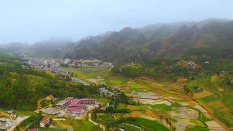 Reisterrassen-Siedelten-Sich-In-Den-Nebligen-Bergen-Rund-Um-Die-Stadt-Dong-Van-Im-Geopark-Dong-Van-Karst-Plateau-An