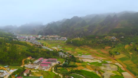 terrazas de arroz asentadas en las montañas nubladas que rodean la ciudad de dong van en el geoparque de la meseta kárstica de dong van