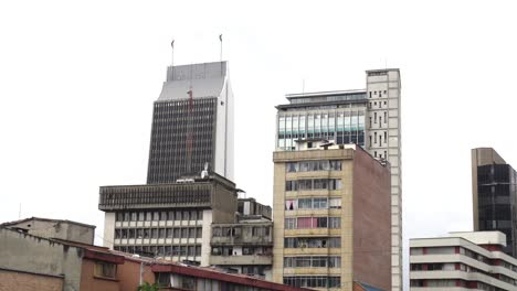 retrato de una estructura colombiana, un gran edificio simbólico y otras estructuras a su alrededor