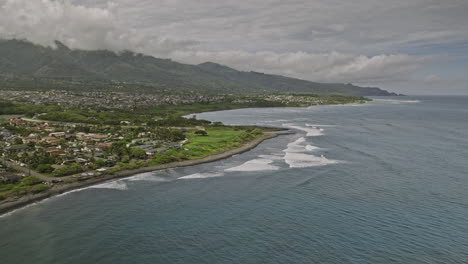 kahului maui hawaii aerial v2 drone flyover nehe point capturando el área residencial de paukukalo, el arroyo iao, la comunidad waihee-waiehu y las vistas del paisaje montañoso - filmado con mavic 3 cine - diciembre 2022