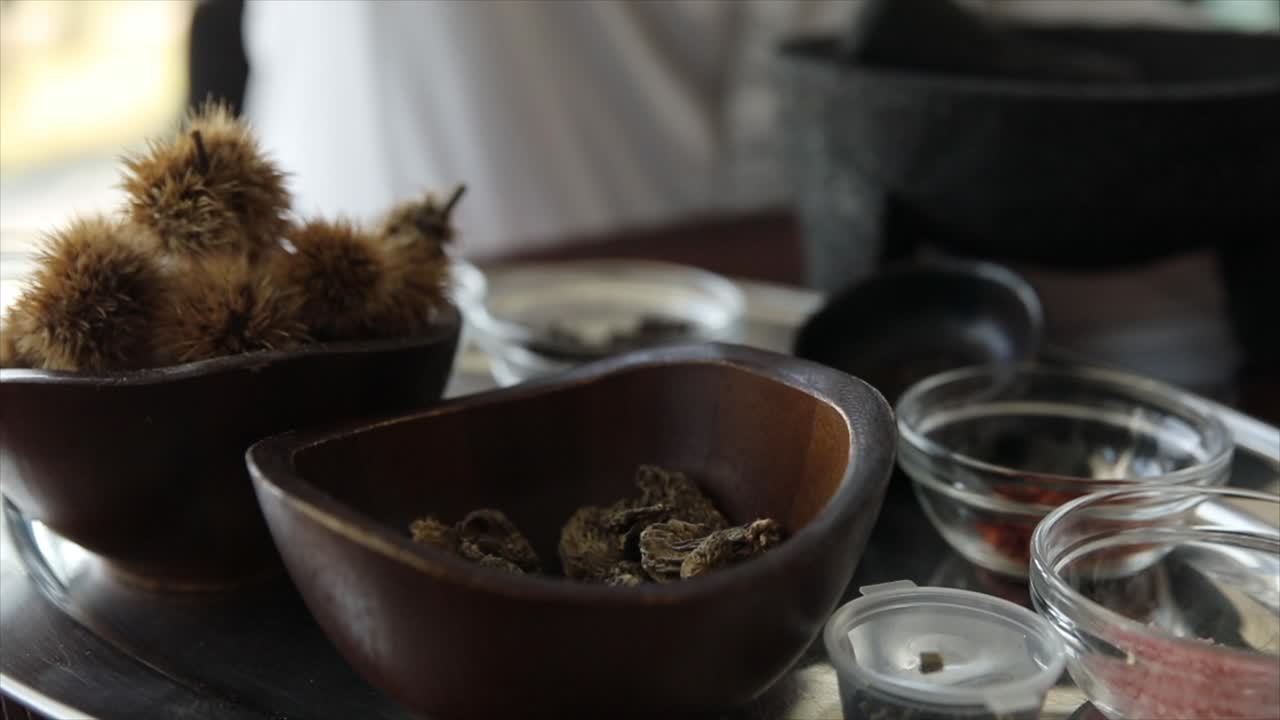 향신료 와 재료 로 음식을 준비 하는 요리사