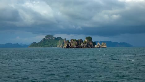 el buque se acerca a una fascinante formación rocosa en el nublado krabi, tailandia