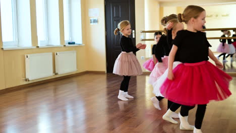 Niños-En-Clase-De-Danza-Clásica