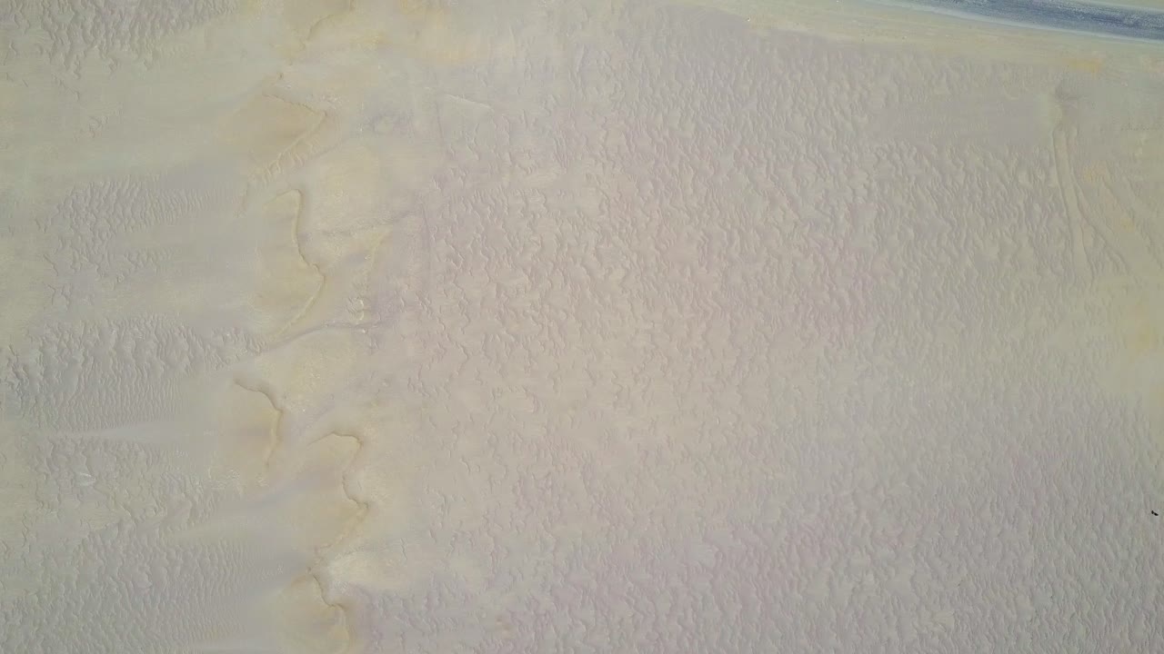 vista de arriba hacia abajo de las arenas del desierto en perú desde un dron aéreo