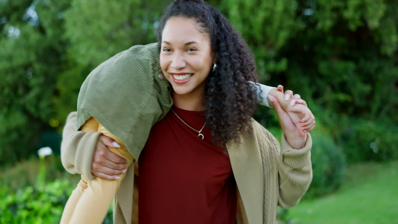 familia feliz, la naturaleza y la madre girando niño