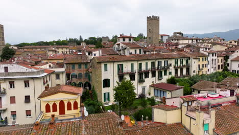 volando sobre casas en la ciudad de arezzo en toscana, italia - disparo aéreo de drones