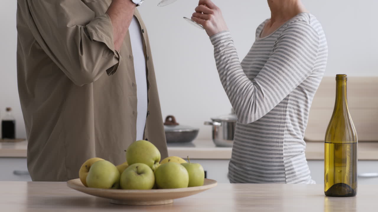 pareja brindando con vino