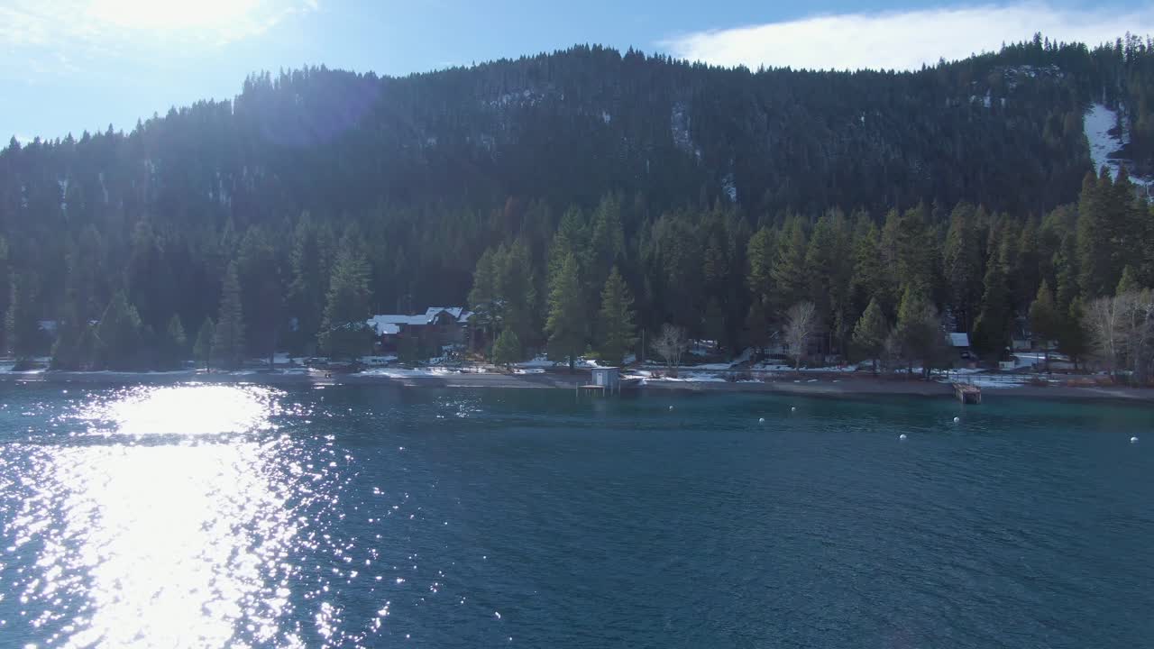 camión lento pan sobre el lago tahoe en el soleado día de invierno