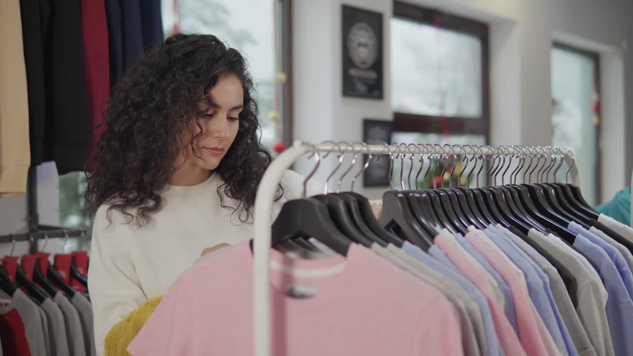 mujer comprando ropa en una tienda minorista