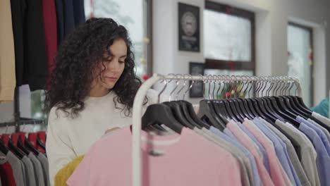 mujer comprando ropa en una tienda minorista
